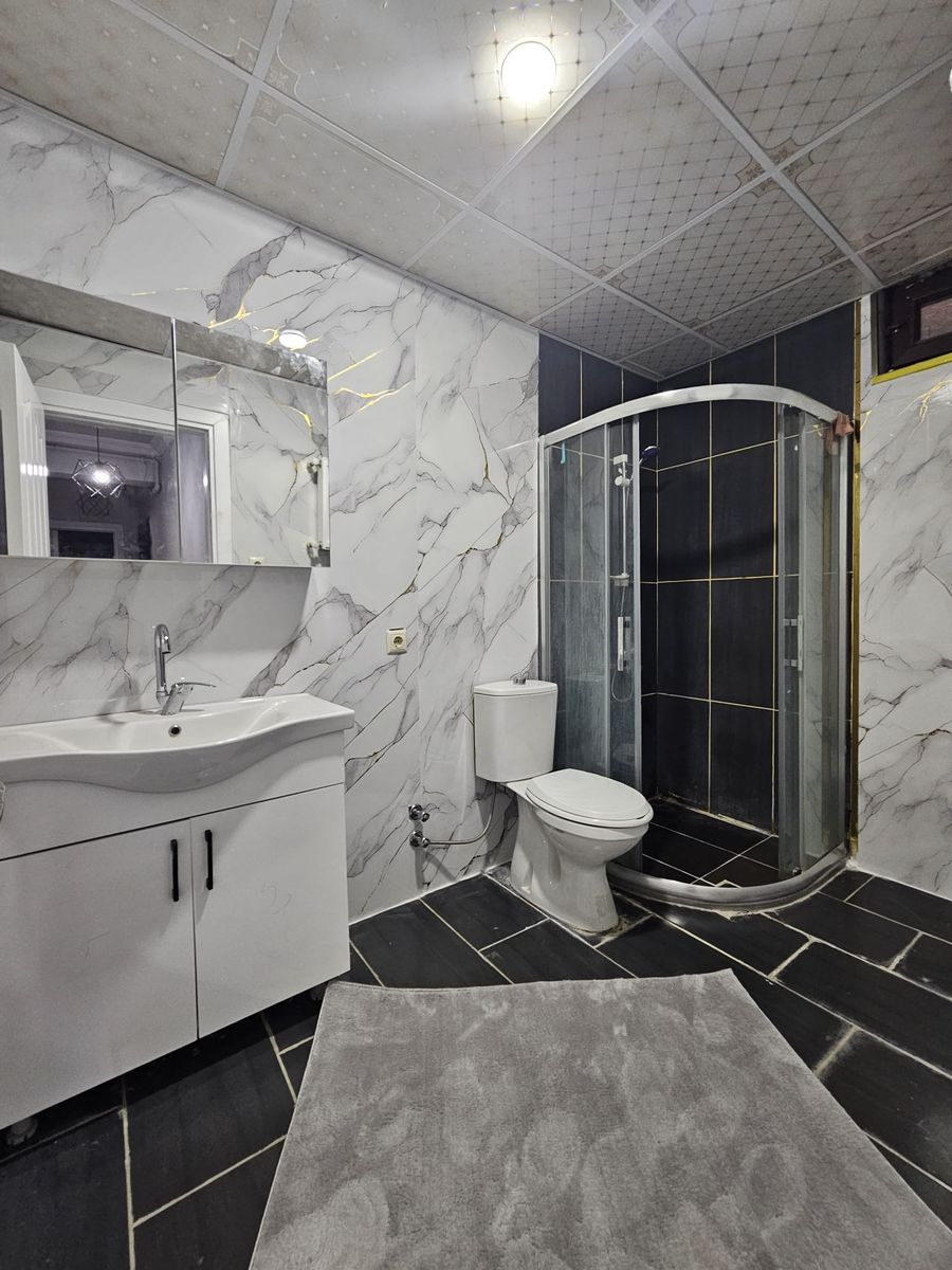 Duşakabinli mermer banyo