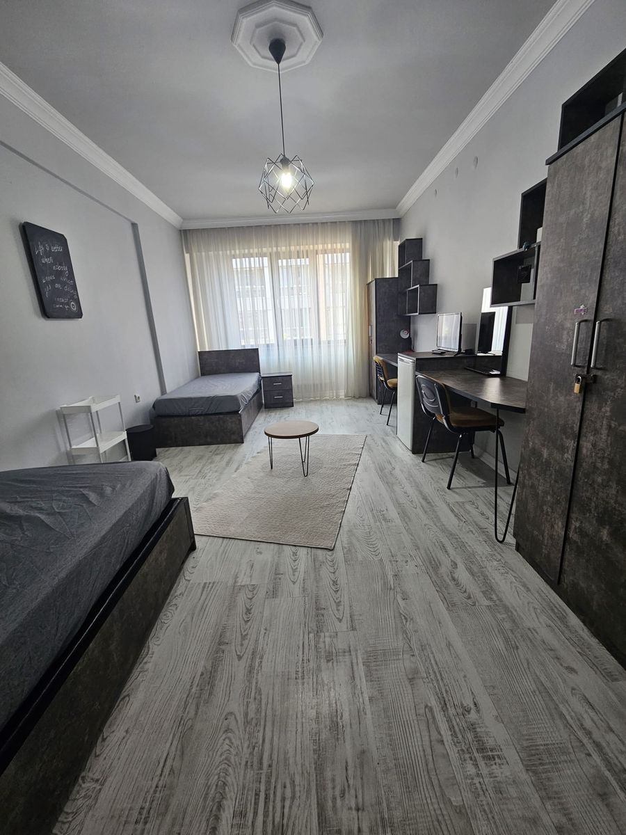 Lux Kız Apart'ta büyük pencereli, aydınlık iki kişilik oda: iki yatak ve çalışma masaları